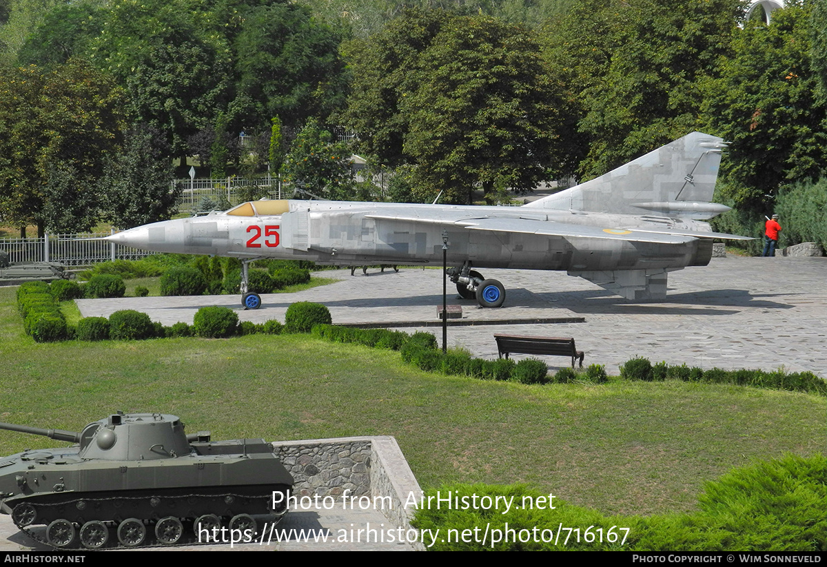 Aircraft Photo of 25 red | Mikoyan-Gurevich MiG-23MLD | Ukraine - Air Force | AirHistory.net #716167