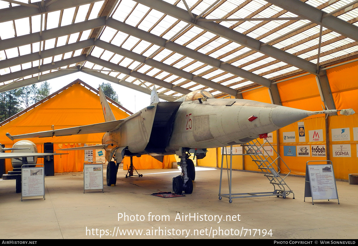 Aircraft Photo of 25 red | Mikoyan-Gurevich MiG-25RBS | Soviet Union - Air Force | AirHistory.net #717194