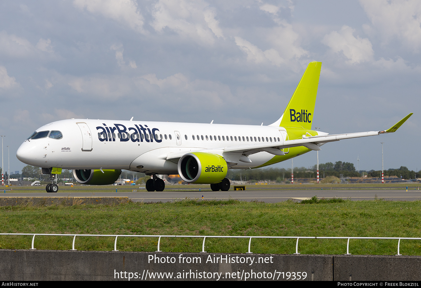 Aircraft Photo of YL-ABO | Airbus A220-371 (BD-500-1A11) | AirBaltic | AirHistory.net #719359