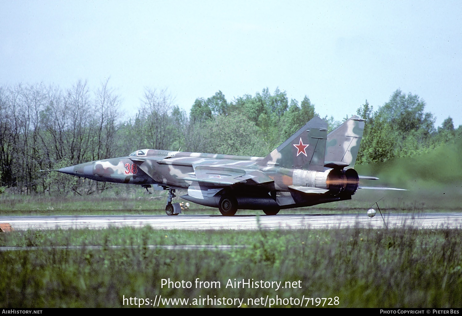 Aircraft Photo of 38 red | Mikoyan-Gurevich MiG-25RBF | Soviet Union - Air Force | AirHistory.net #719728