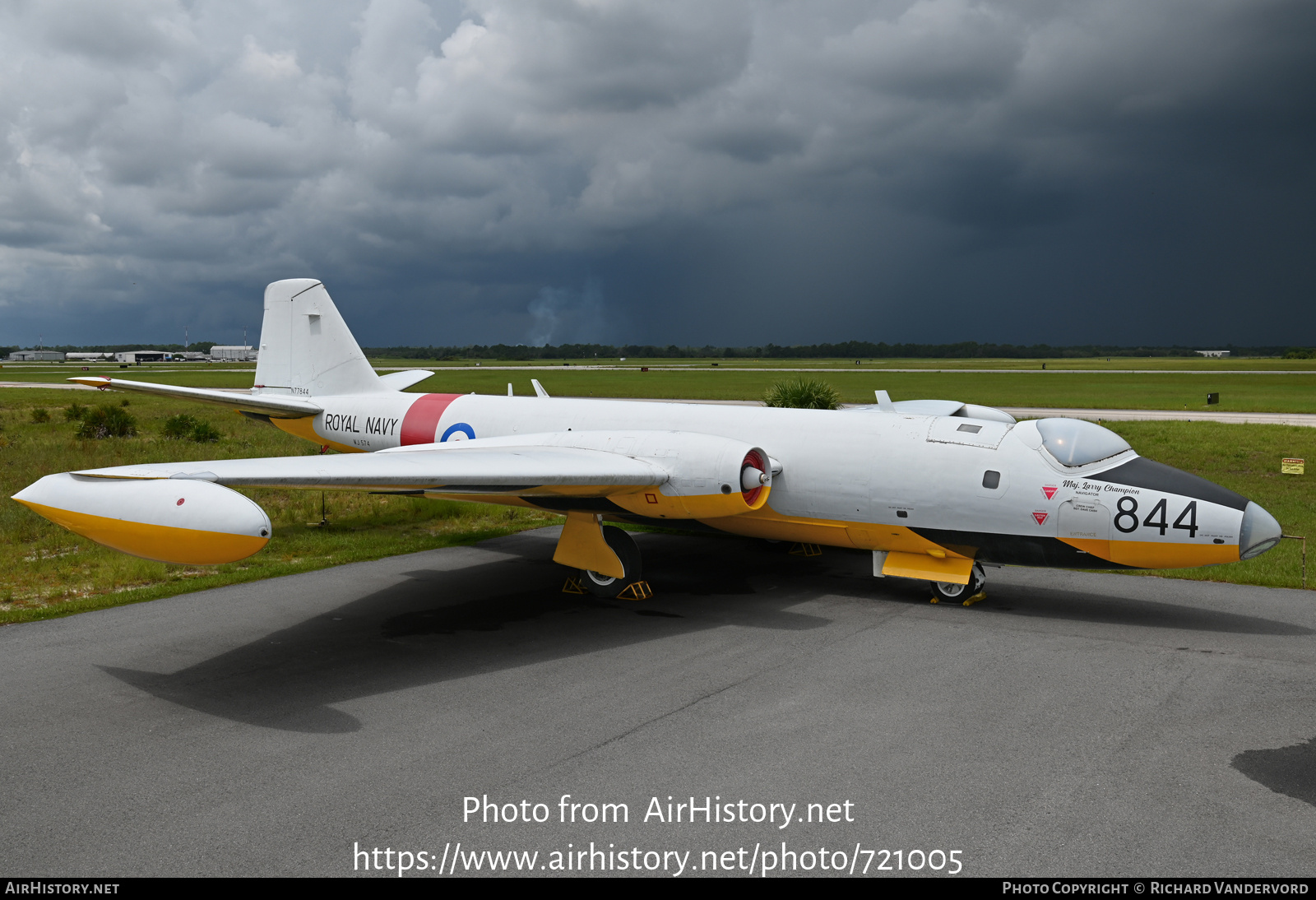 Aircraft Photo of WJ574 / N77844 | English Electric Canberra TT18 | UK - Navy | AirHistory.net #721005