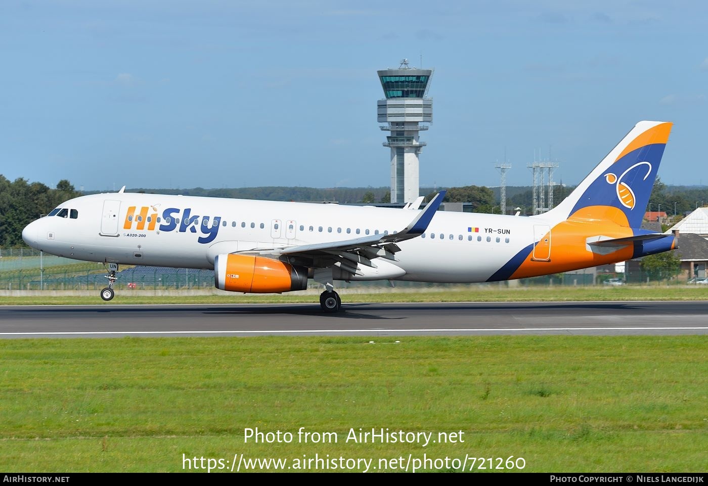 Aircraft Photo of YR-SUN | Airbus A320-232 | HiSky | AirHistory.net #721260