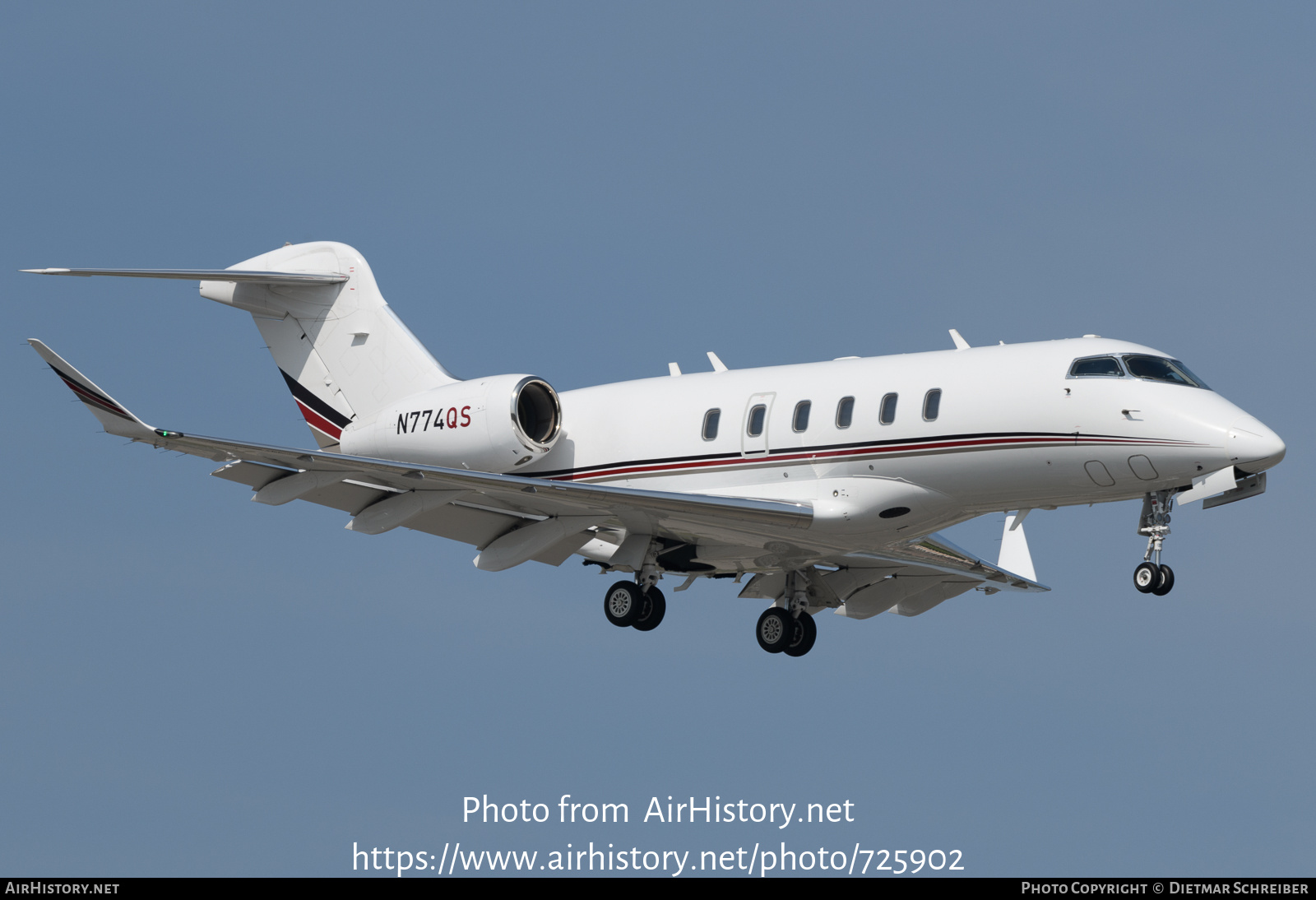 Aircraft Photo of N774QS | Bombardier Challenger 350 (BD-100-1A10) | AirHistory.net #725902