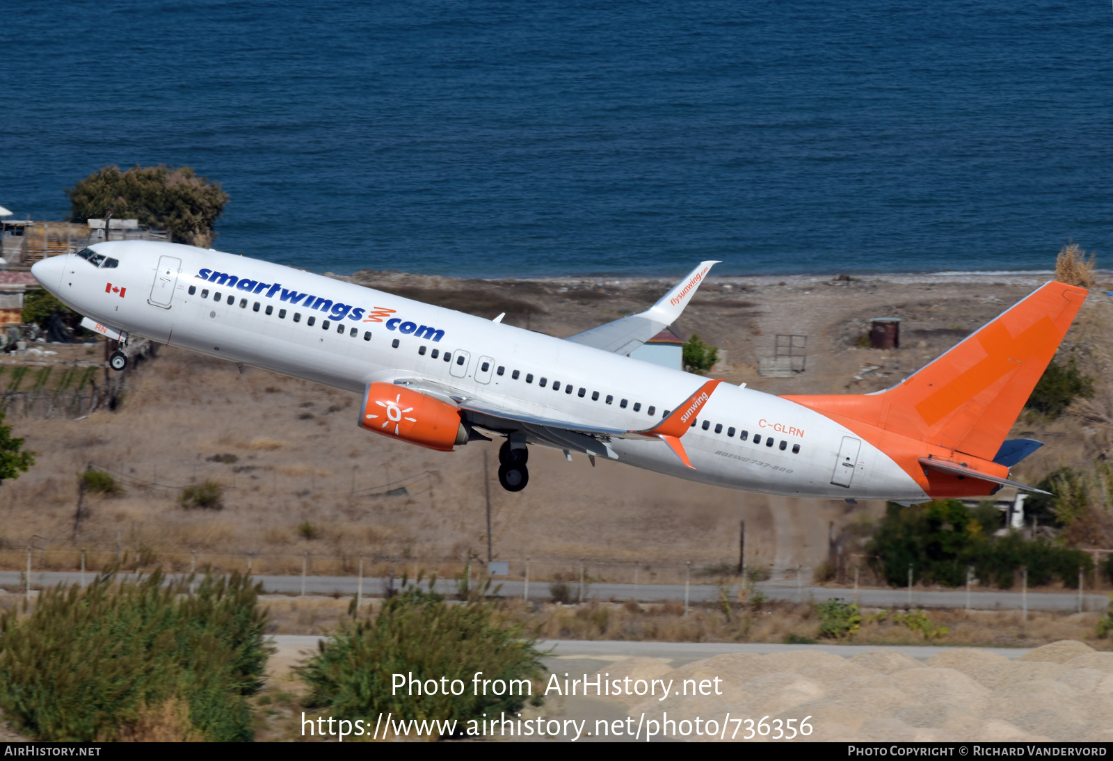 Aircraft Photo of C-GLRN | Boeing 737-800 | Smartwings | AirHistory.net #736356