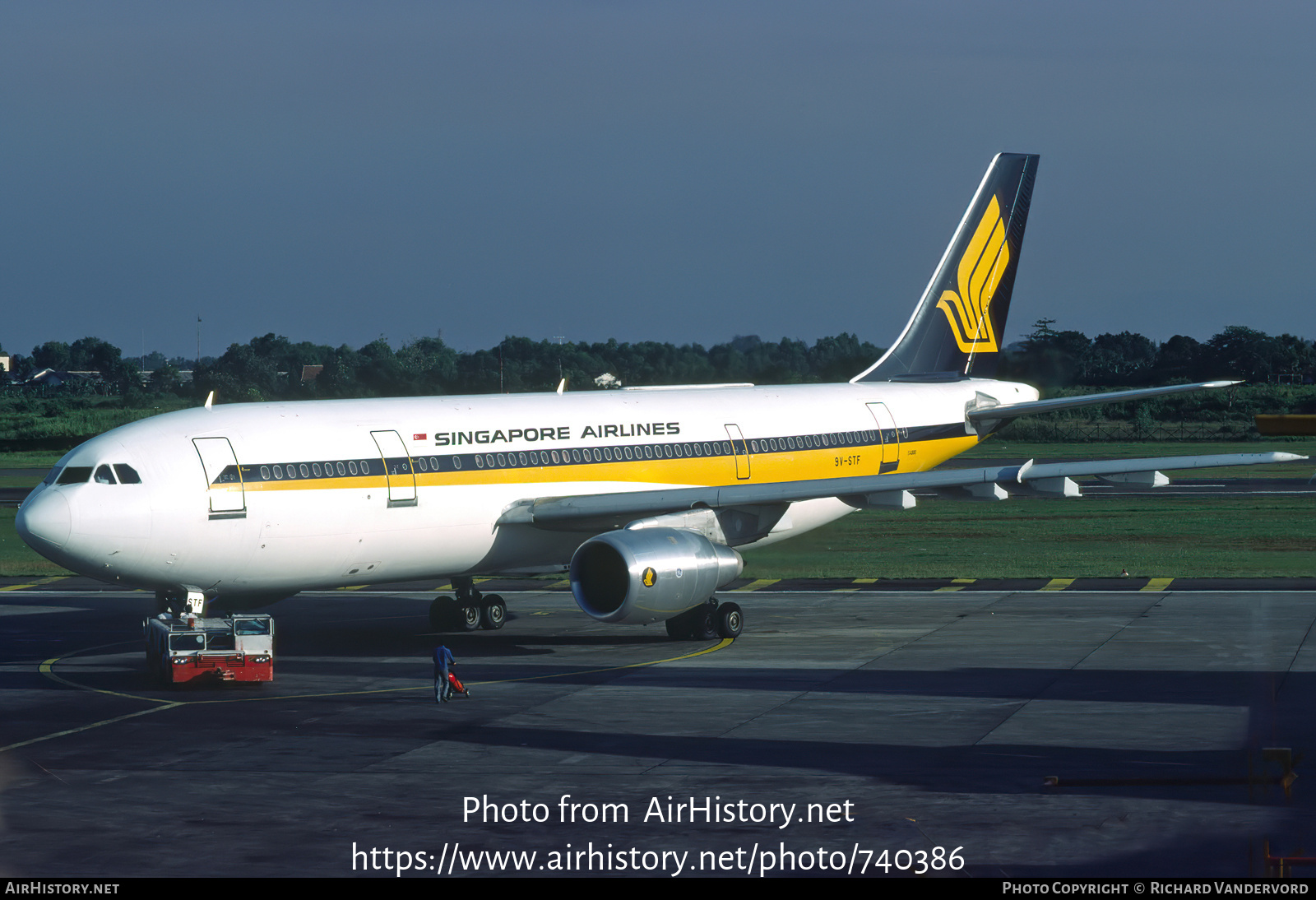 Aircraft Photo of 9V-STF | Airbus A300B4-203 | Singapore Airlines | AirHistory.net #740386