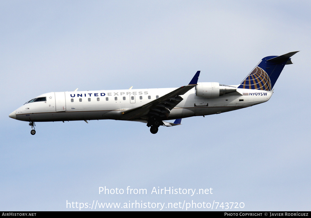 Aircraft Photo of N909SW | Bombardier CRJ-200LR (CL-600-2B19) | United Express | AirHistory.net #743720