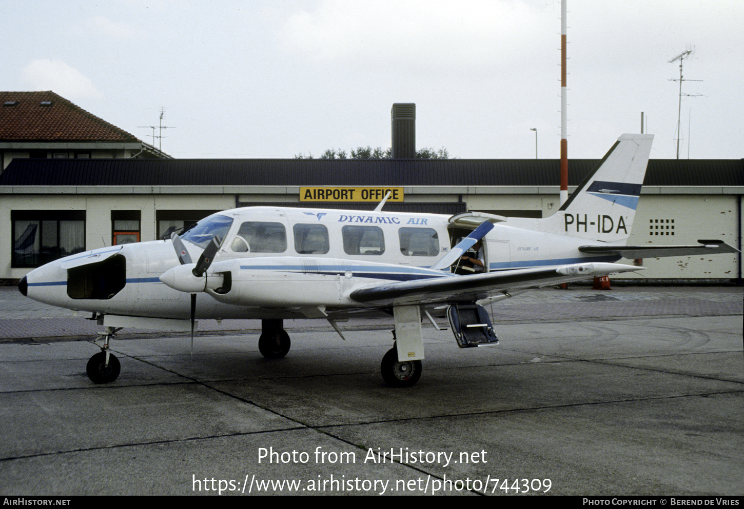 Aircraft Photo of PH-IDA | Piper PA-31-350 Chieftain | Dynamic Air | AirHistory.net #744309