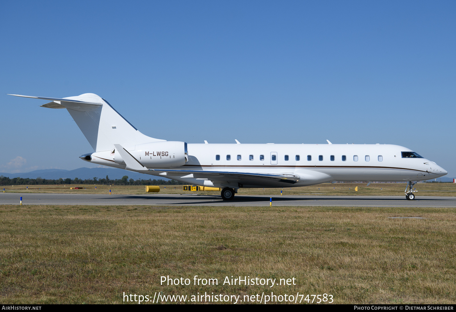 Aircraft Photo of M-LWSG | Bombardier Global 6000 (BD-700-1A10) | AirHistory.net #747583