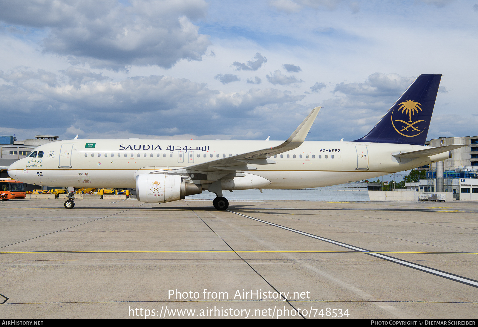 Aircraft Photo of HZ-AS52 | Airbus A320-214 | Saudi Arabian Airlines | AirHistory.net #748534