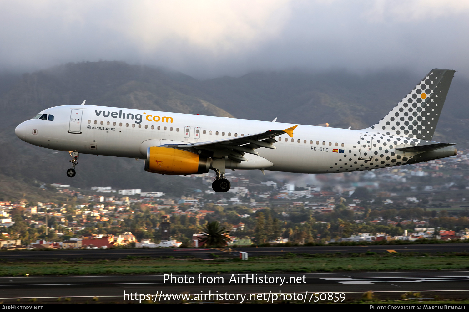 Aircraft Photo of EC-OGE | Airbus A320-232 | Vueling Airlines | AirHistory.net #750859