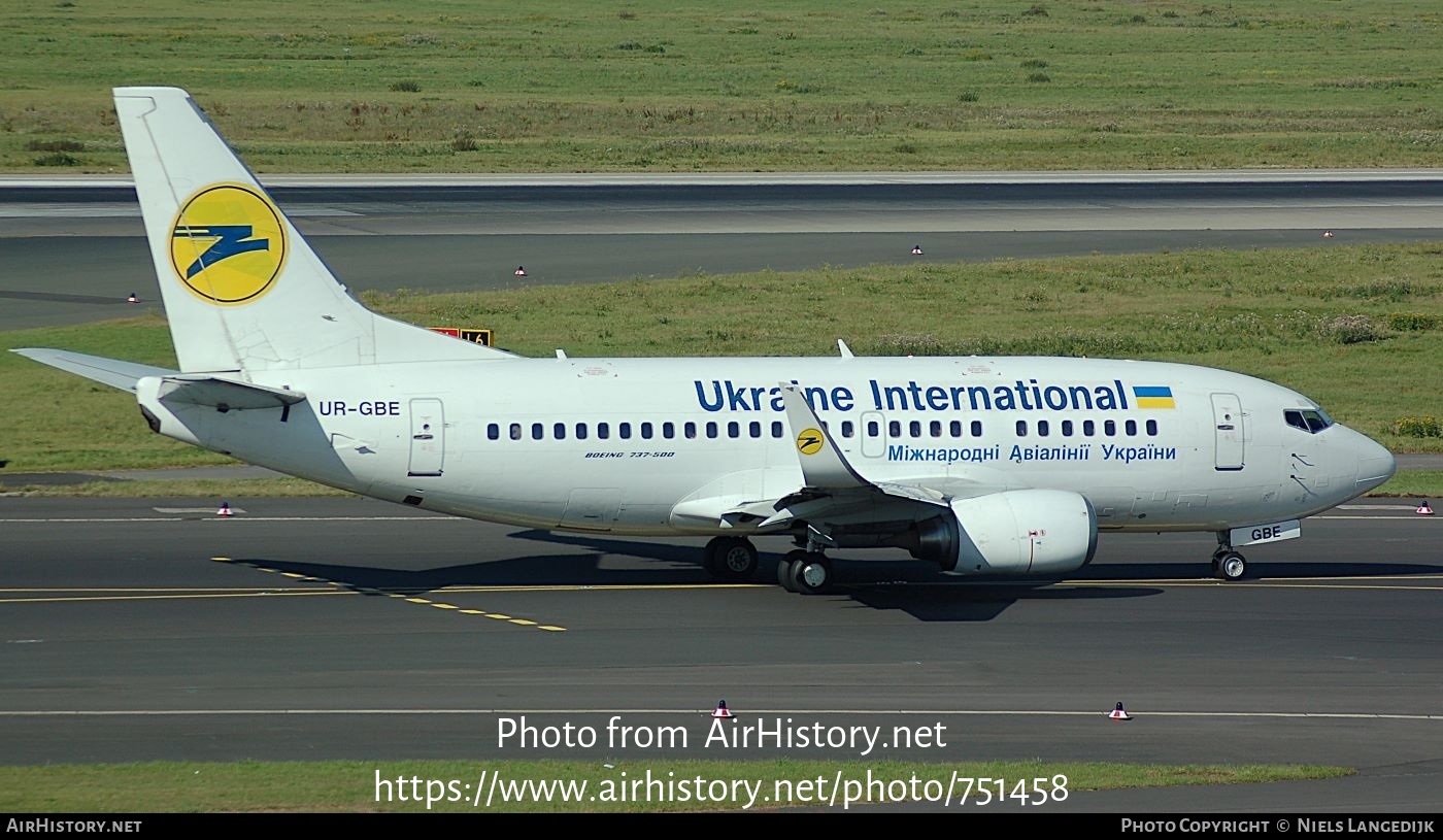 Aircraft Photo of UR-GBE | Boeing 737-548 | Ukraine International Airlines | AirHistory.net #751458