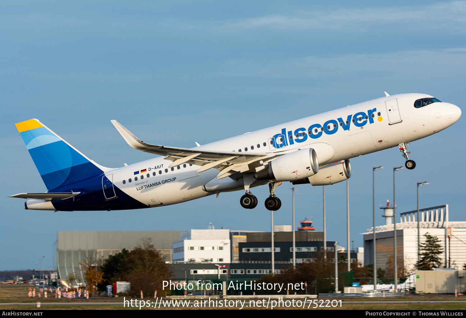 Aircraft Photo of D-AIUT | Airbus A320-214 | Discover Airlines | AirHistory.net #752201