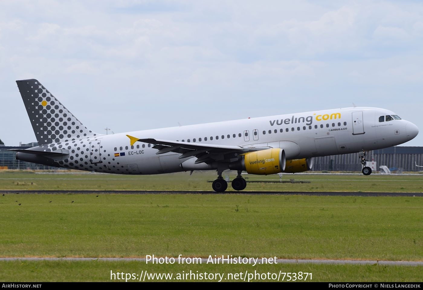 Aircraft Photo of EC-LOC | Airbus A320-214 | Vueling Airlines | AirHistory.net #753871