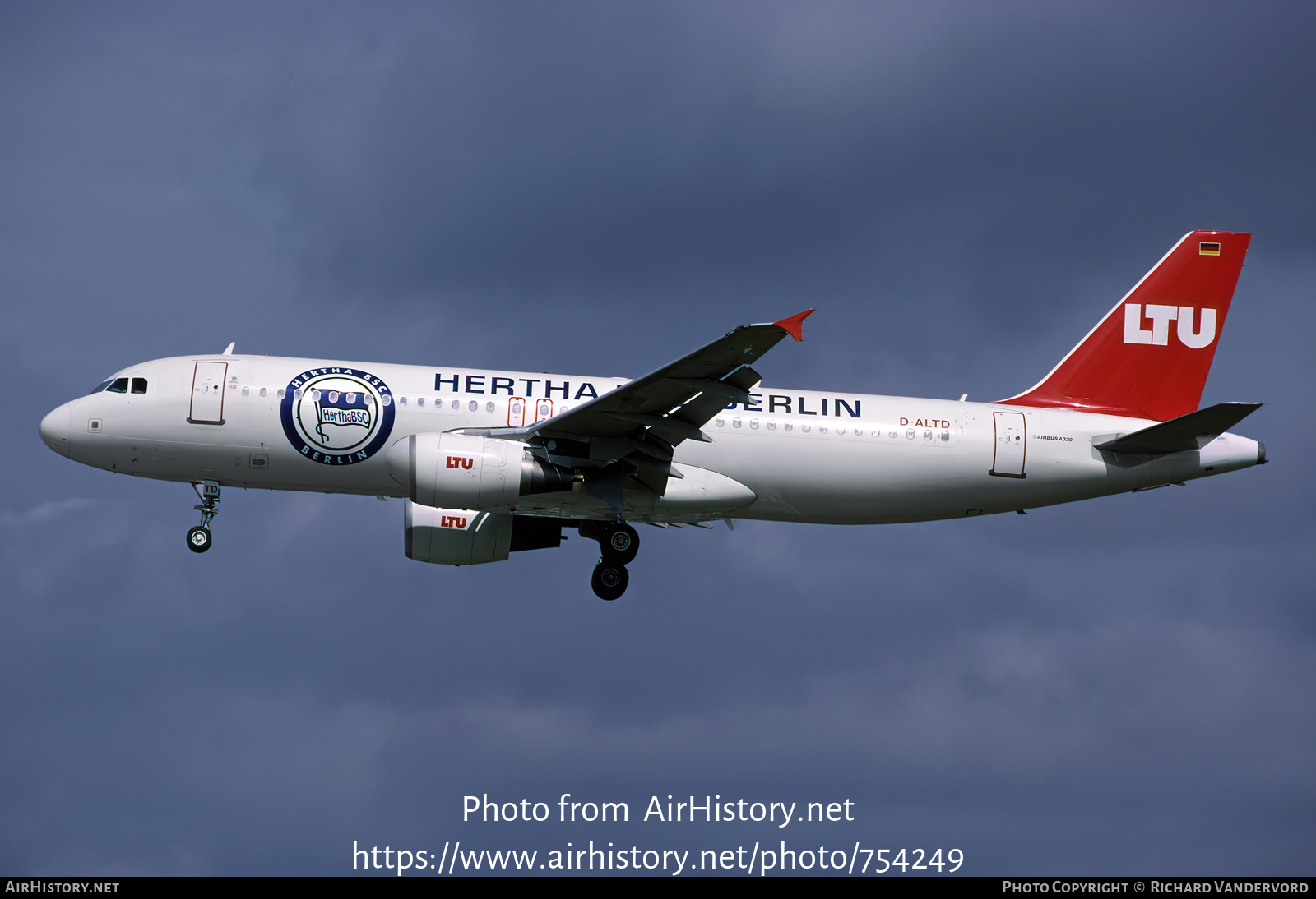 Aircraft Photo of D-ALTD | Airbus A320-214 | LTU - Lufttransport-Unternehmen | AirHistory.net #754249