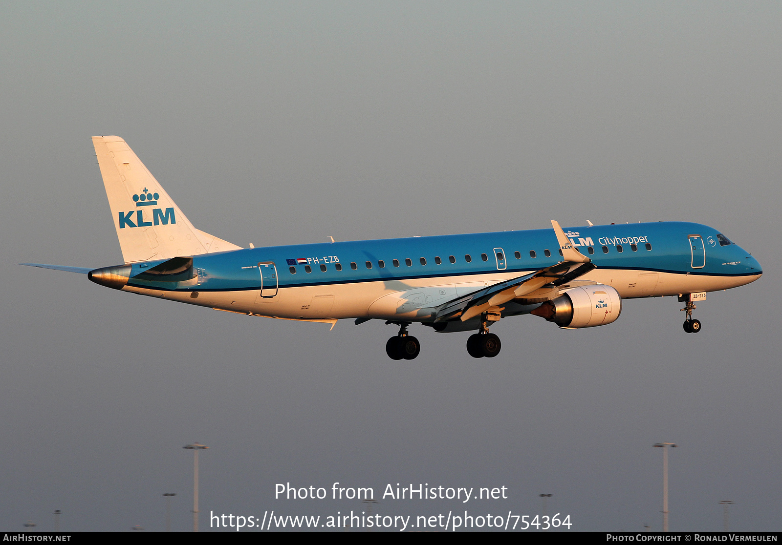 Aircraft Photo of PH-EZB | Embraer 190STD (ERJ-190-100STD) | KLM Cityhopper | AirHistory.net #754364