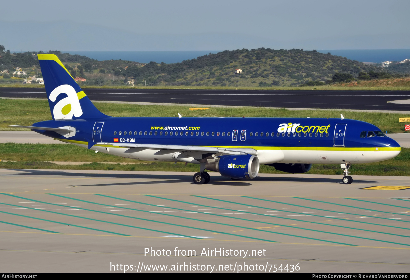 Aircraft Photo of EC-KBM | Airbus A320-211 | Air Comet | AirHistory.net #754436