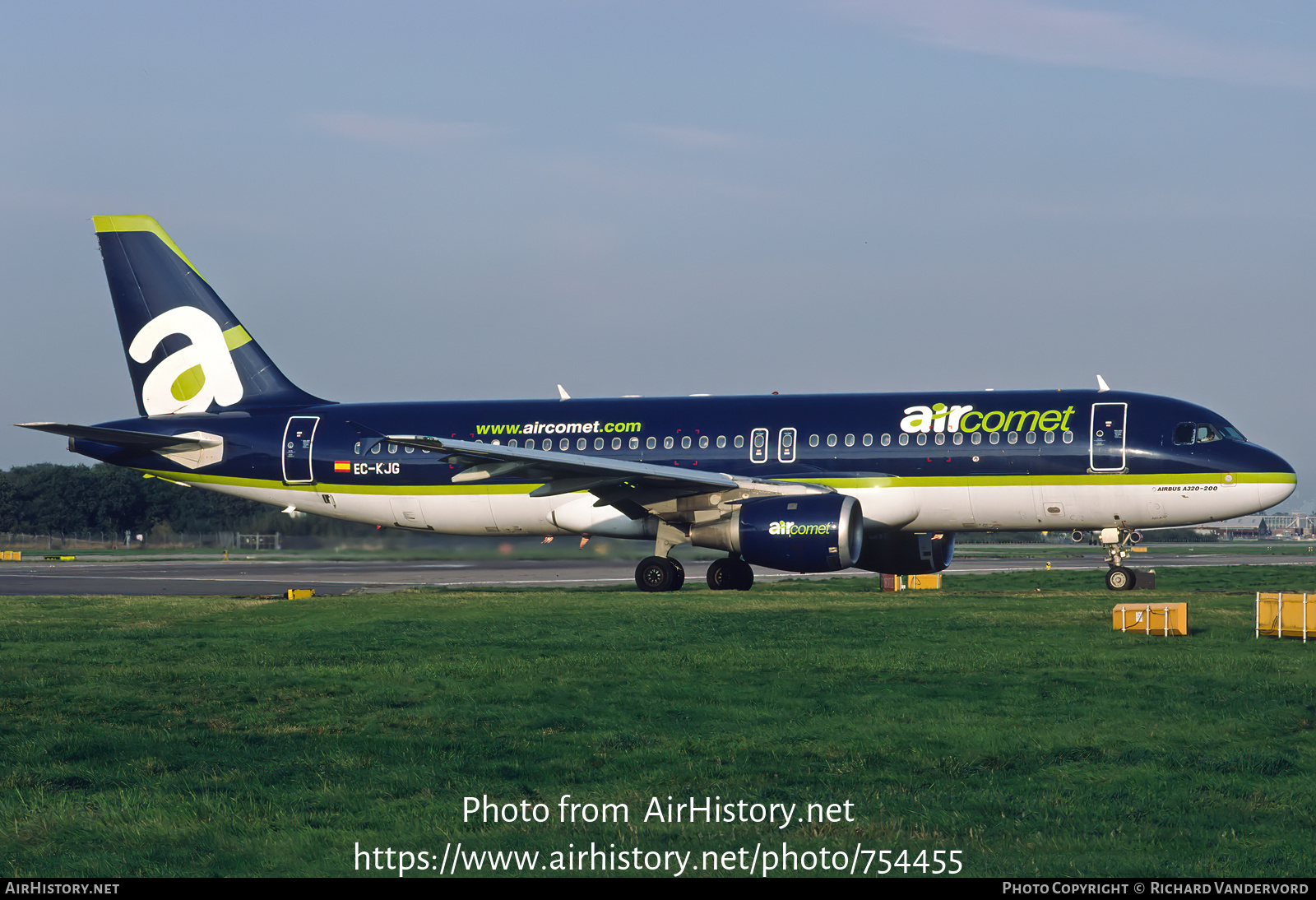 Aircraft Photo of EC-KJG | Airbus A320-211 | Air Comet | AirHistory.net #754455