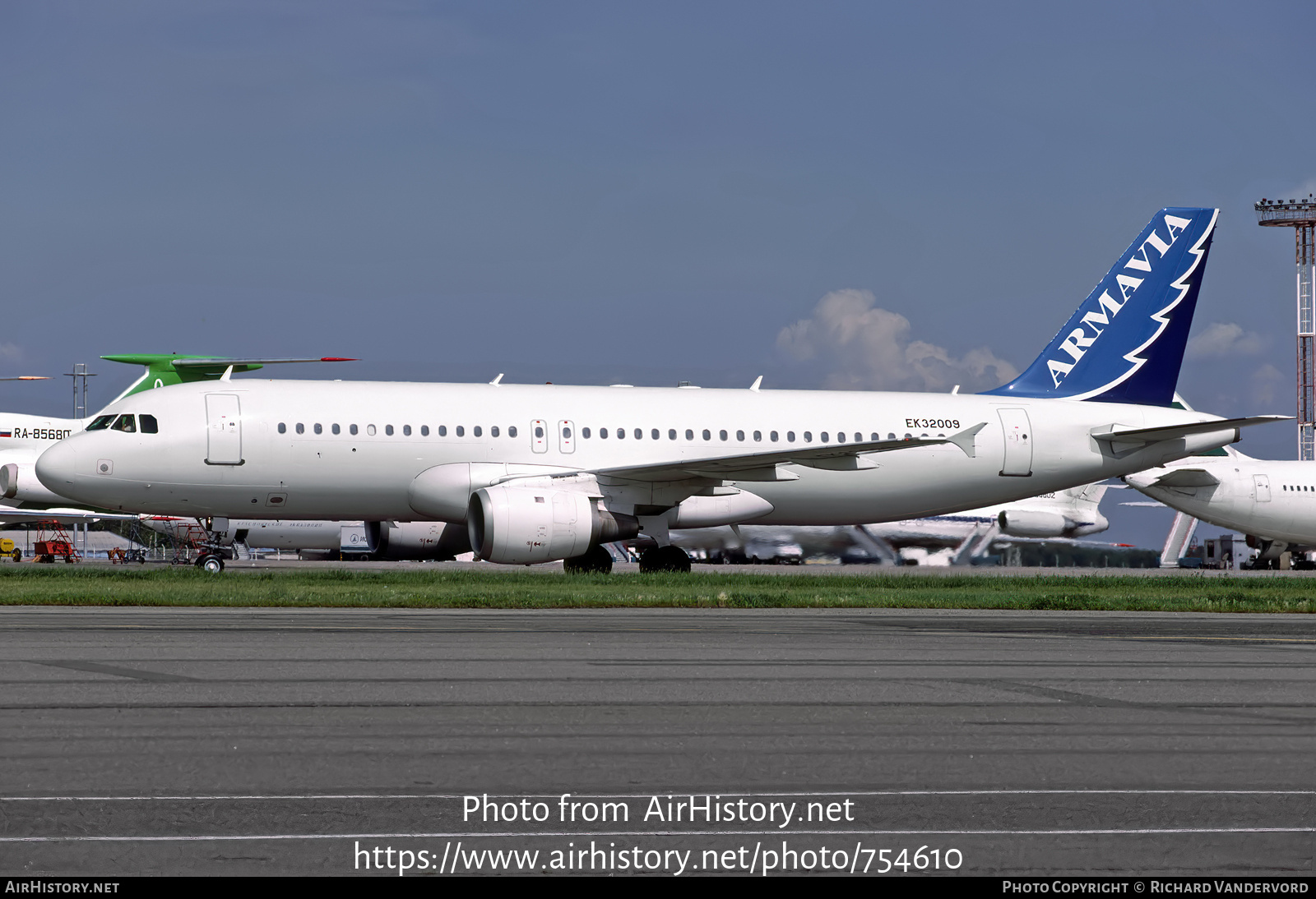 Aircraft Photo of EK32009 | Airbus A320-211 | Armavia | AirHistory.net #754610