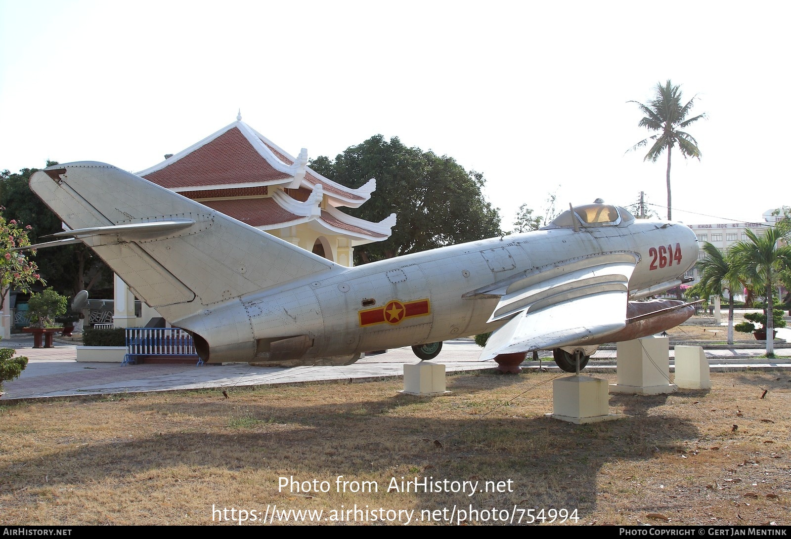 Aircraft Photo of 2614 | Mikoyan-Gurevich MiG-17 | Vietnam - Air Force | AirHistory.net #754994