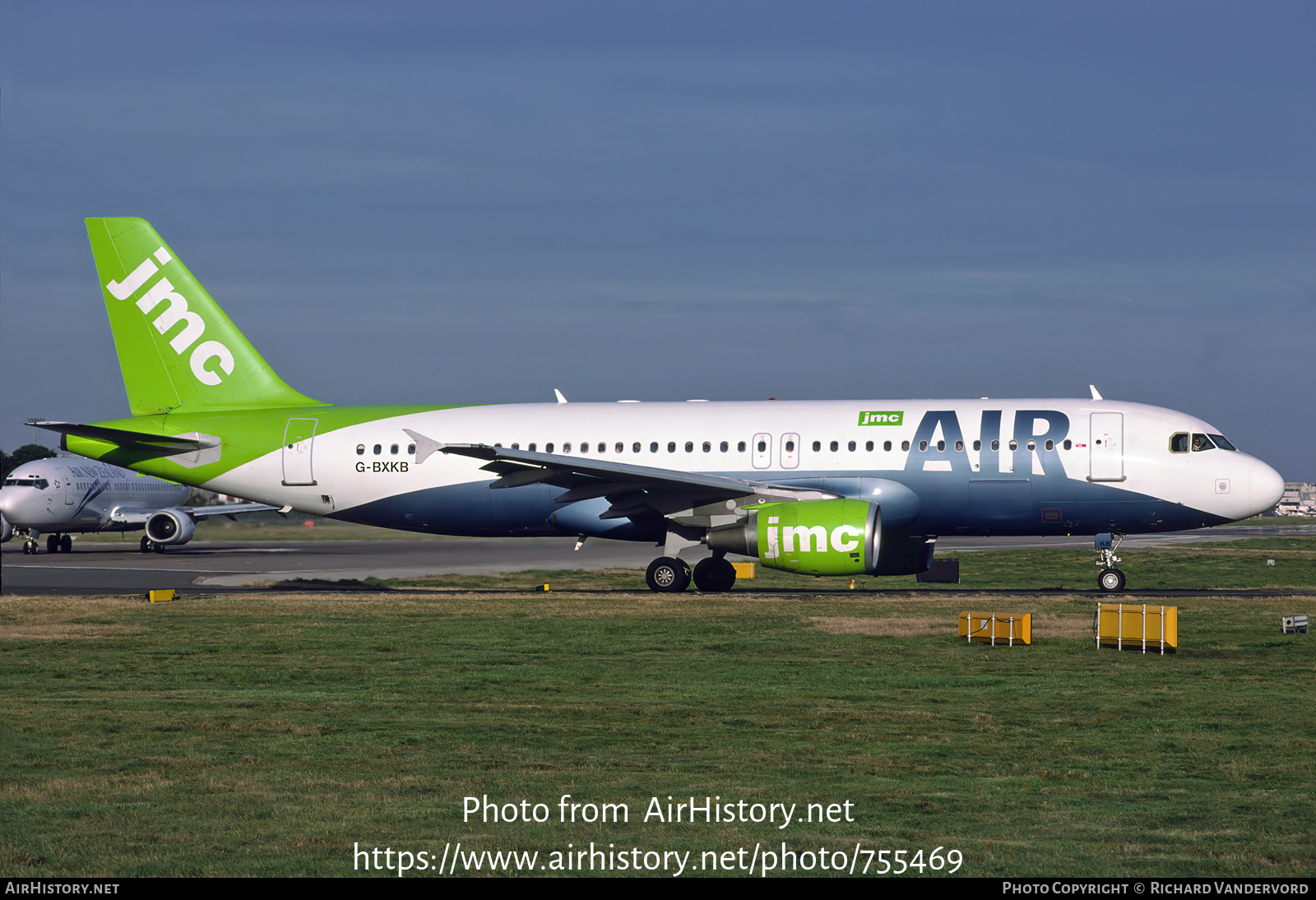 Aircraft Photo of G-BXKB | Airbus A320-214 | JMC Air | AirHistory.net #755469