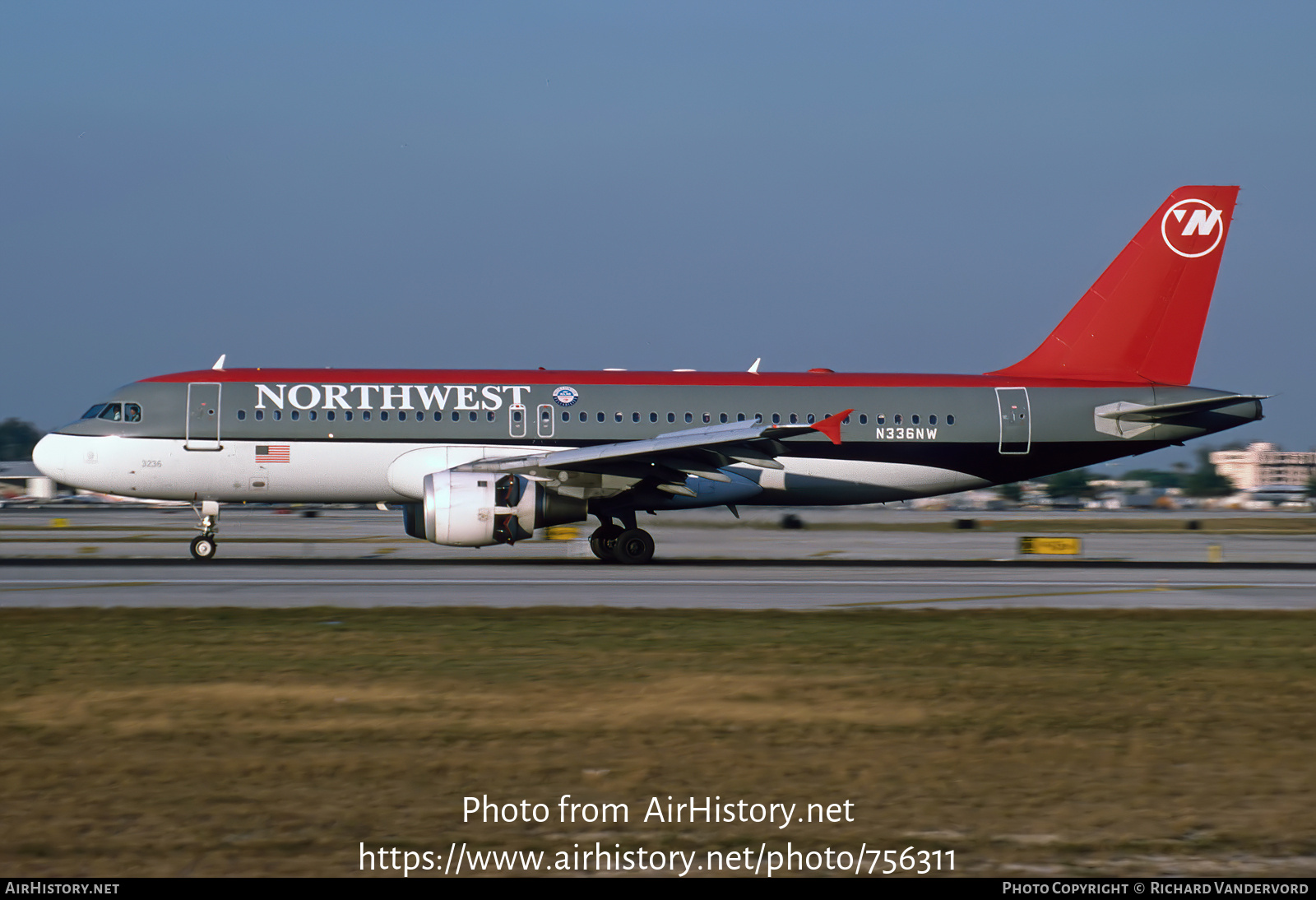 Aircraft Photo of N336NW | Airbus A320-212 | Northwest Airlines | AirHistory.net #756311