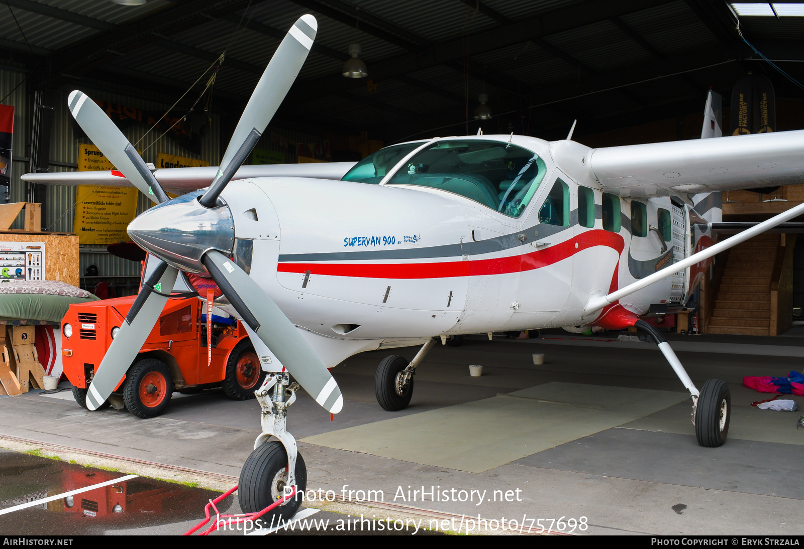 Aircraft Photo of D-FUMP | Cessna 208B Texas Turbine Supervan 900 | AirHistory.net #757698