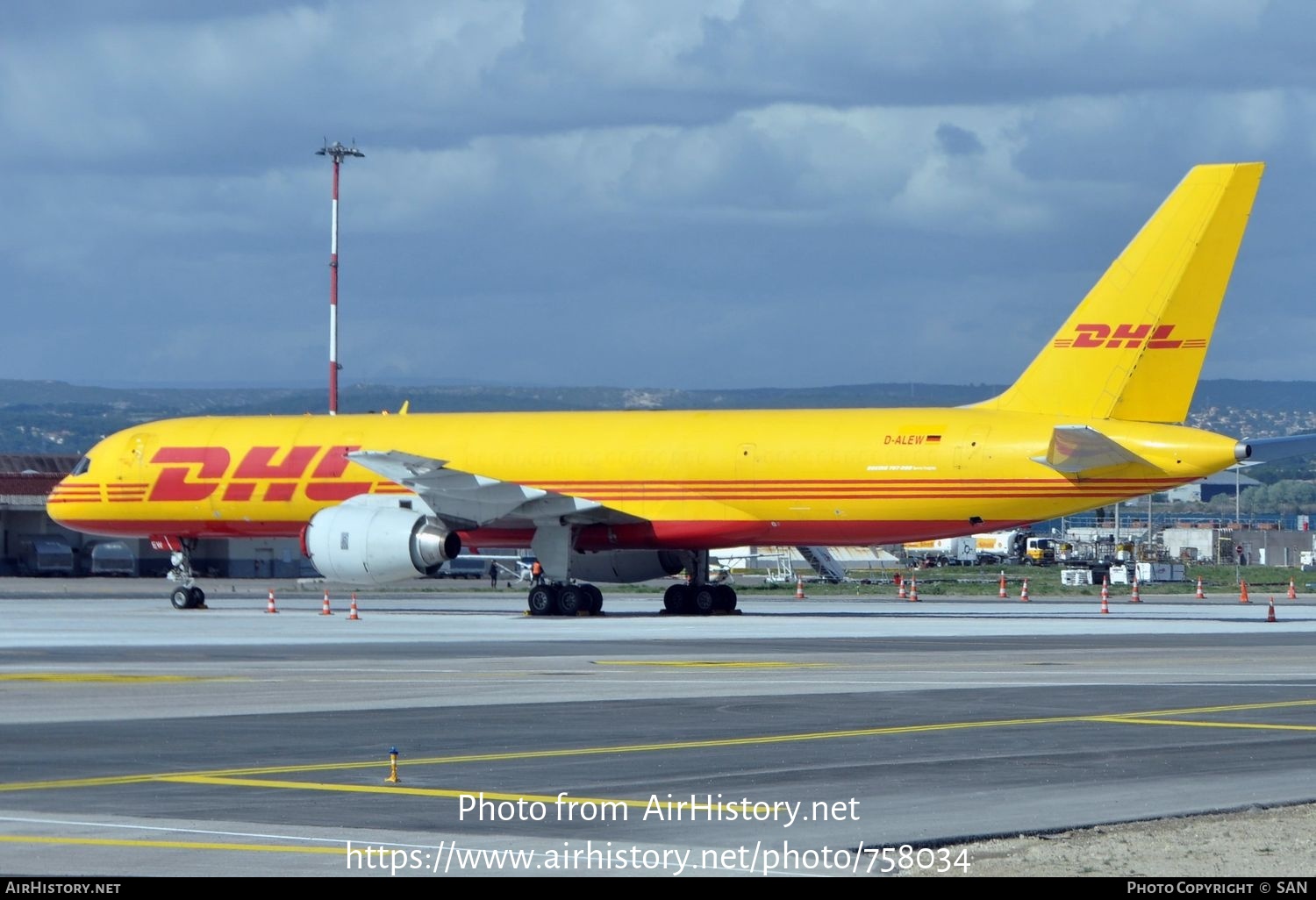 Aircraft Photo of D-ALEW | Boeing 757-236/SF | DHL International | AirHistory.net #758034