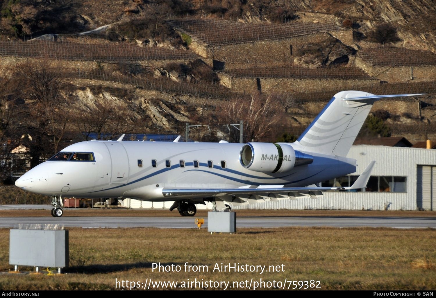 Aircraft Photo of M-AKAL | Bombardier Challenger 604 (CL-600-2B16) | AirHistory.net #759382