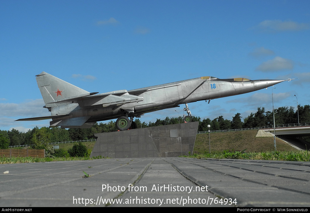 Aircraft Photo of 18 blue | Mikoyan-Gurevich MiG-25PU | Soviet Union - Air Force | AirHistory.net #764934