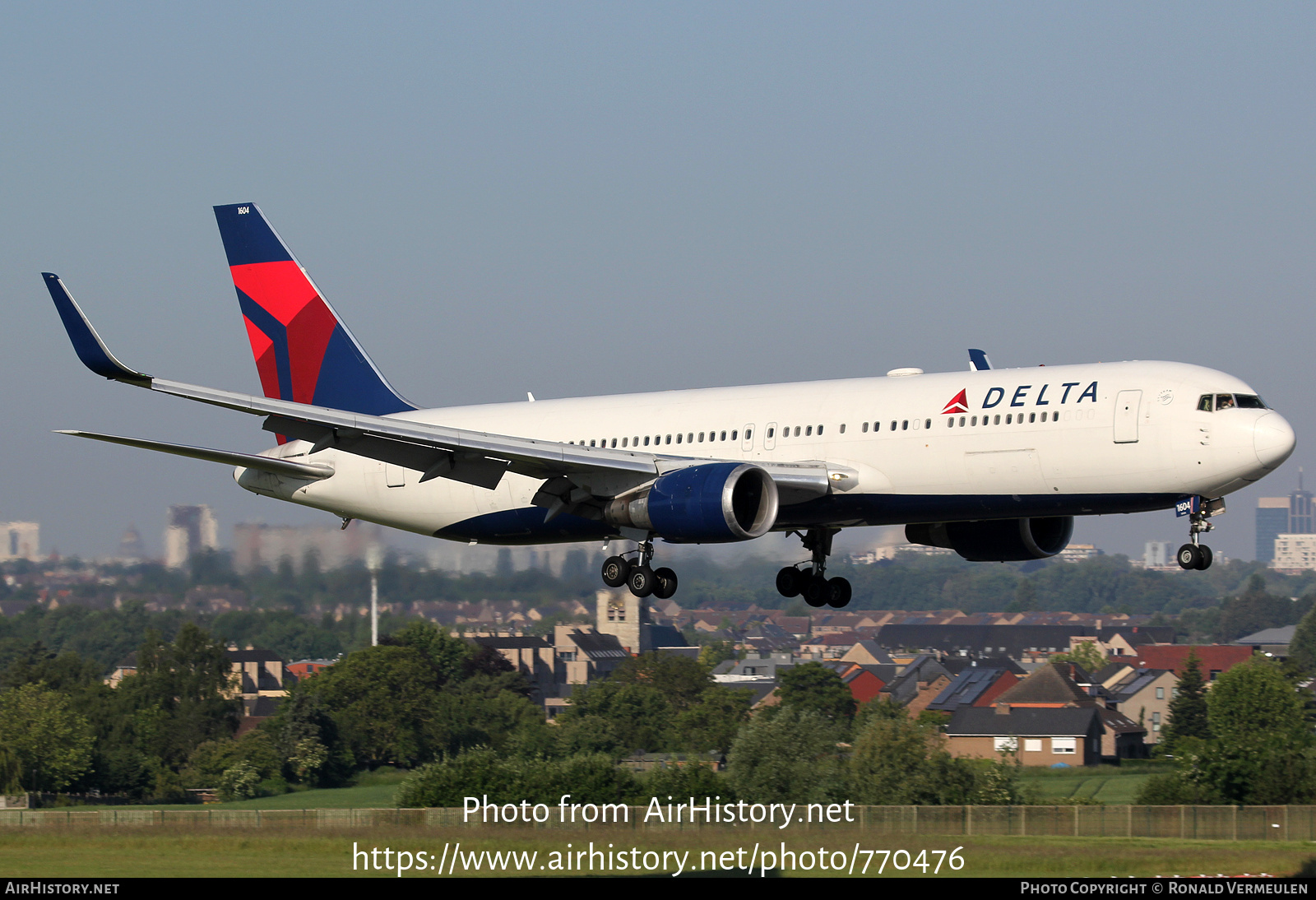 Aircraft Photo of N1604R | Boeing 767-332/ER | Delta Air Lines | AirHistory.net #770476