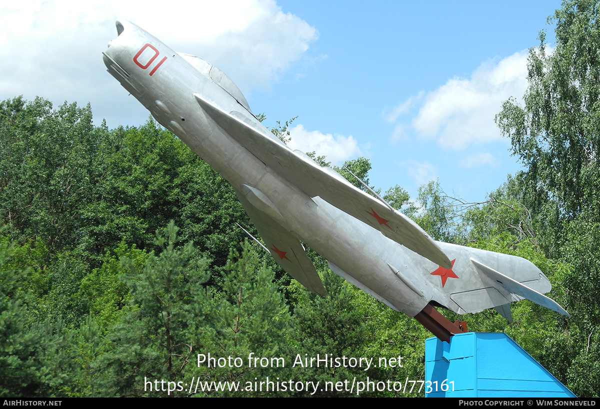 Aircraft Photo of 01 red | Mikoyan-Gurevich MiG-17PF | Soviet Union - Air Force | AirHistory.net #773161