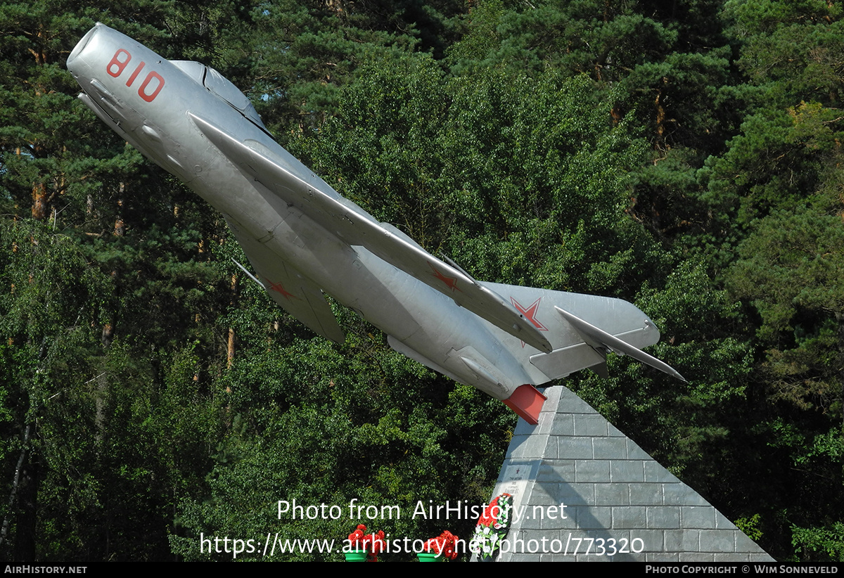 Aircraft Photo of 810 red | Mikoyan-Gurevich MiG-17 | Soviet Union - Air Force | AirHistory.net #773320