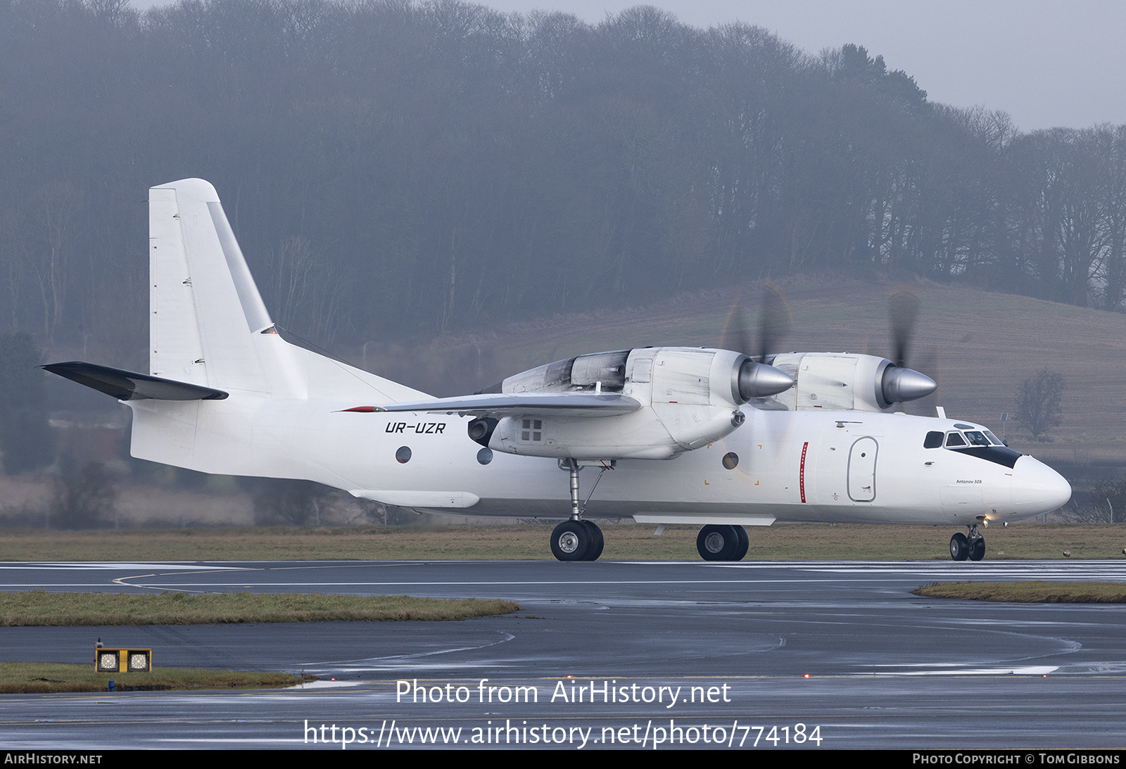 Aircraft Photo of UR-UZR | Antonov An-32B | AirHistory.net #774184