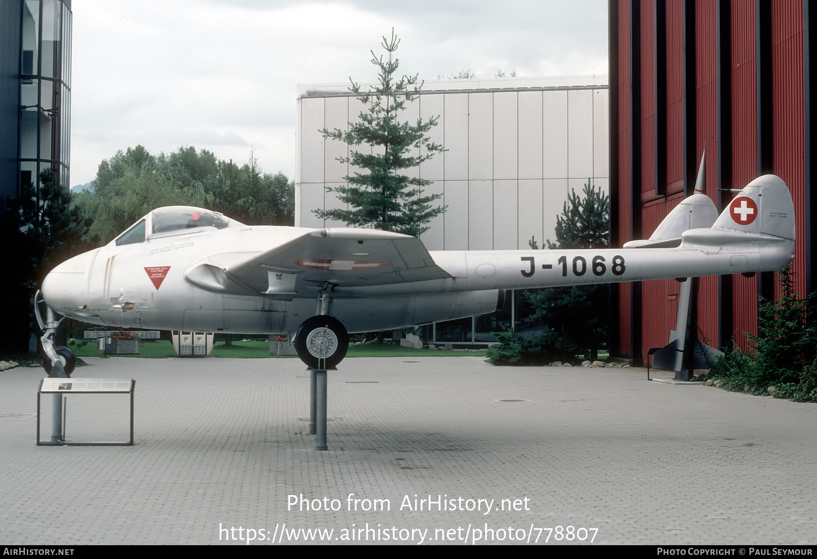 Aircraft Photo of J-1068 | De Havilland D.H. 100 Vampire FB6 | Switzerland - Air Force | AirHistory.net #778807