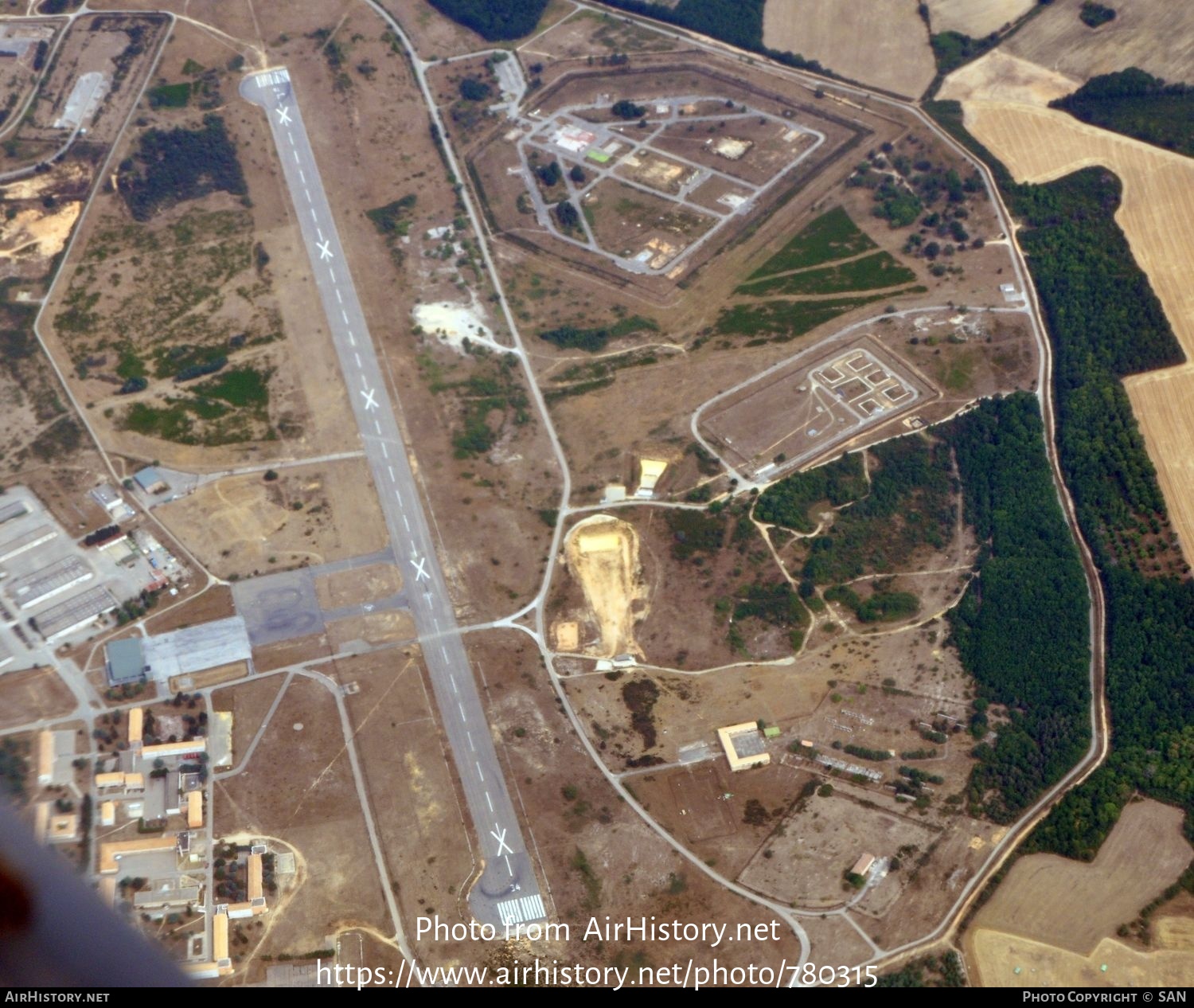 Airport photo of Saint-Christol (LFXI) (closed) in France | AirHistory.net #780315