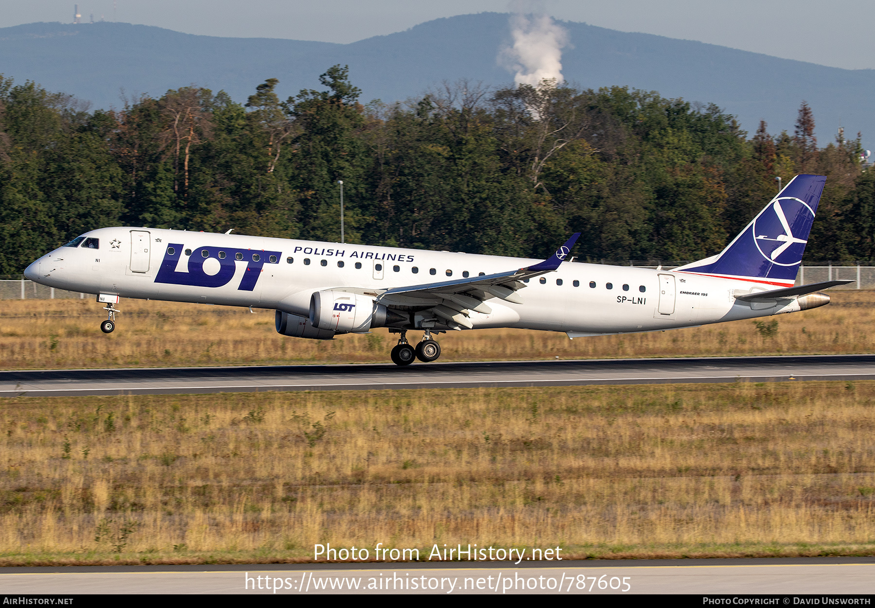 Aircraft Photo of SP-LNI | Embraer 195LR (ERJ-190-200LR) | LOT Polish Airlines - Polskie Linie Lotnicze | AirHistory.net #787605