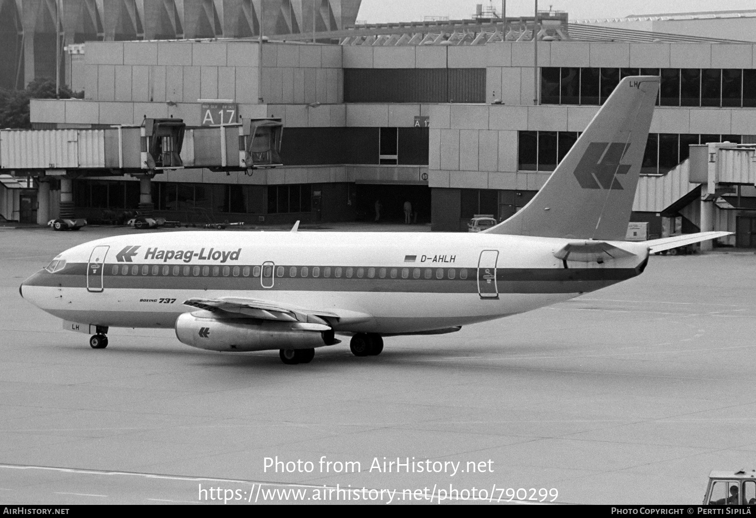 Aircraft Photo of D-AHLH | Boeing 737-2K5/Adv | Hapag-Lloyd | AirHistory.net #790299