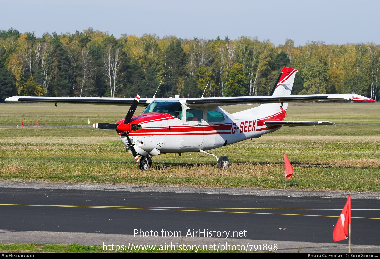 Aircraft Photo of G-SEEK | Cessna T210N Turbo Centurion | AirHistory.net #791898